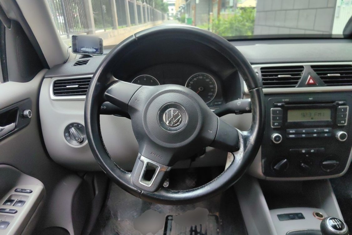 Volkswagen Bora 2012 car image #24