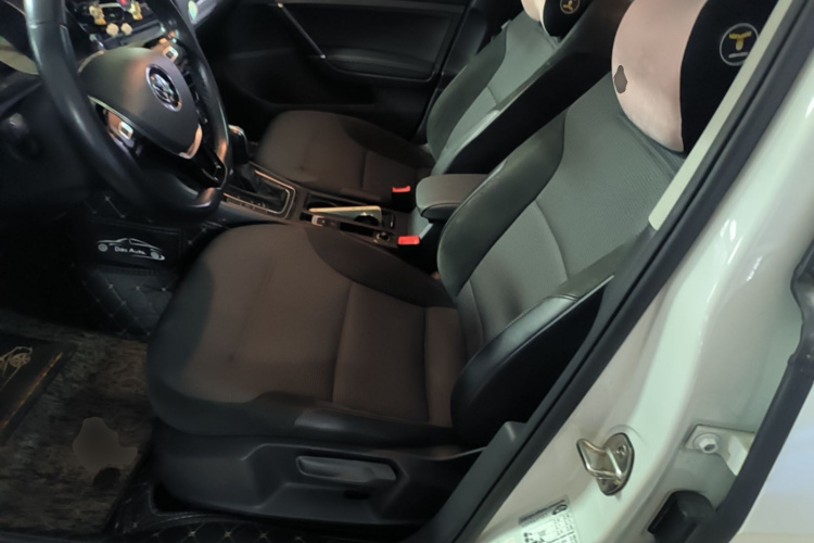 Volkswagen Golf 2018 car image #19