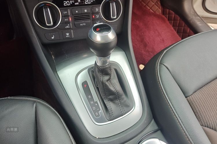 Audi Q3 2018 car image #16