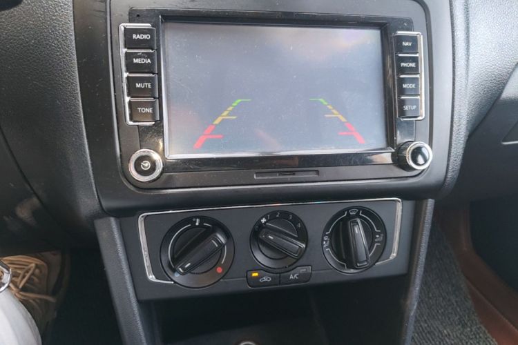 Volkswagen Polo 2015 car image #13