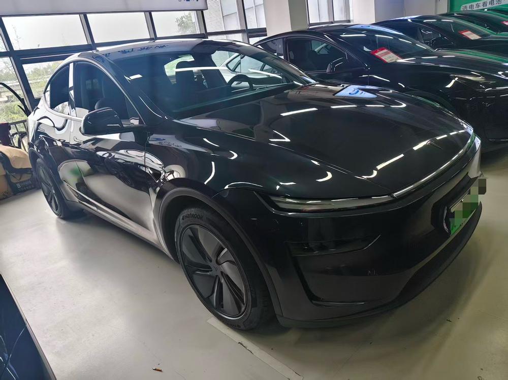 Tesla Model Y 2025 #4 Tesla Model Y 2025 car image #4