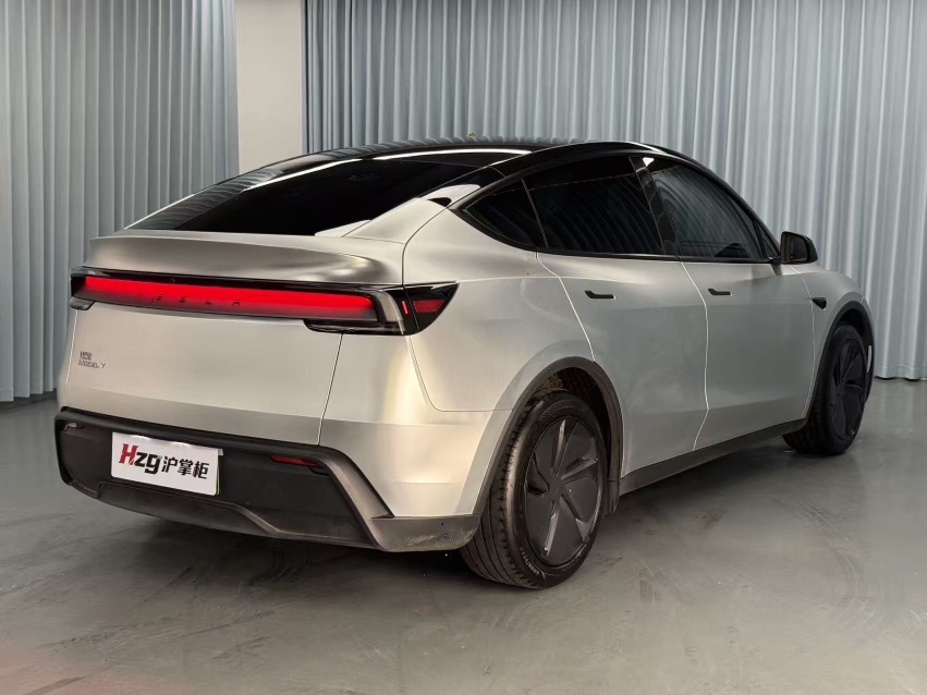 Tesla Model Y 2025 #8 Tesla Model Y 2025 car image #8