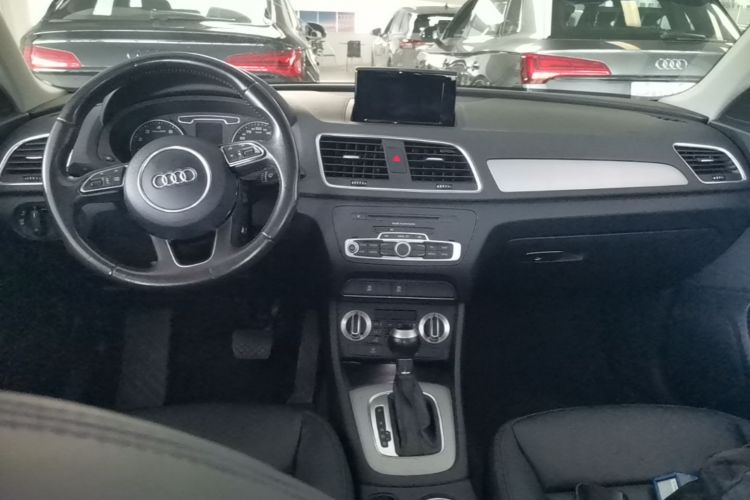 Audi Q3 2016 car image #11