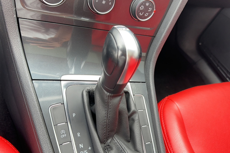 Volkswagen Golf 2020 car image #17