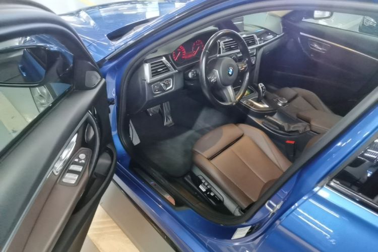 BMW 3 Series 2019 car image #16