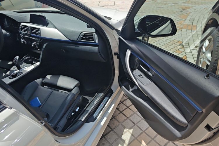 BMW 3 Series 2019 car image #27