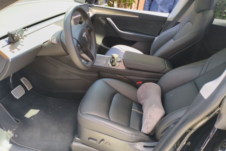 Tesla Model Y 2023 car image #17