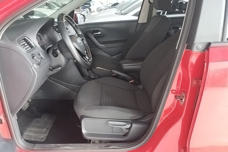 Volkswagen Polo 2015 car image #15