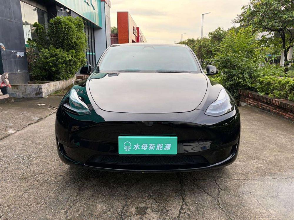 Tesla Model Y 2023 car image #2