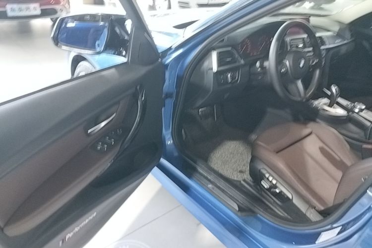 BMW 3 Series 2019 car image #16