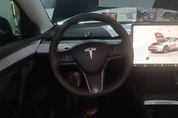 Tesla Model Y 2023 car image #11