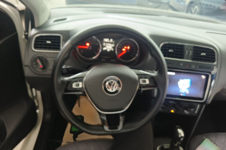 Volkswagen Polo 2018 car image #11
