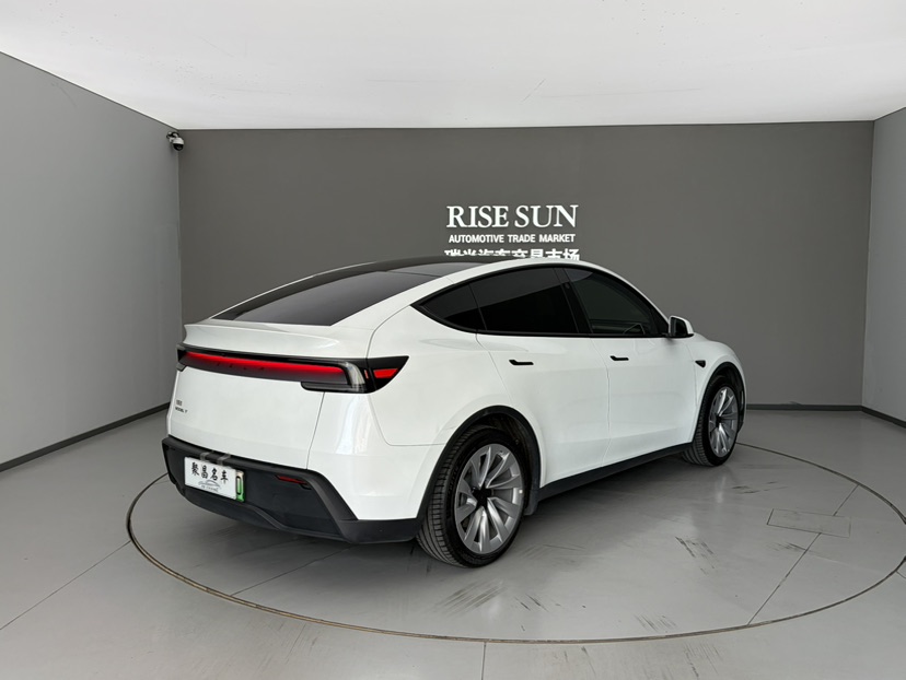 Tesla Model Y 2025 #9 Tesla Model Y 2025 car image #9