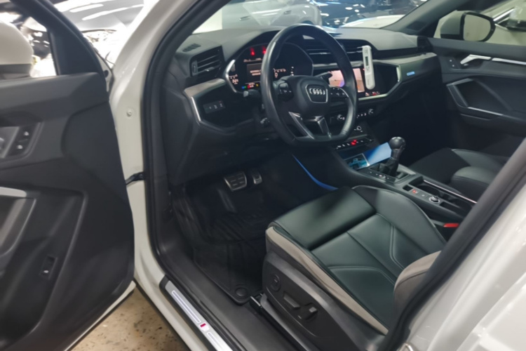 Audi Q3 2024 car image #16