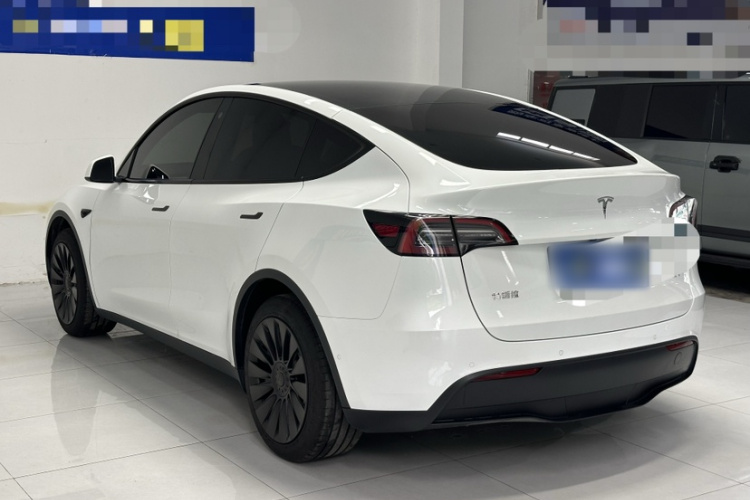 Tesla Model Y 2023 #5 Tesla Model Y 2023 car image #5