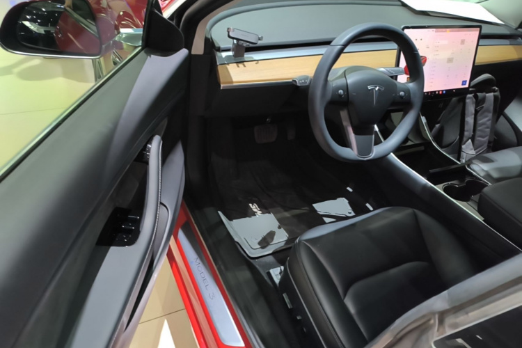 Tesla Model 3 2020 car image #12