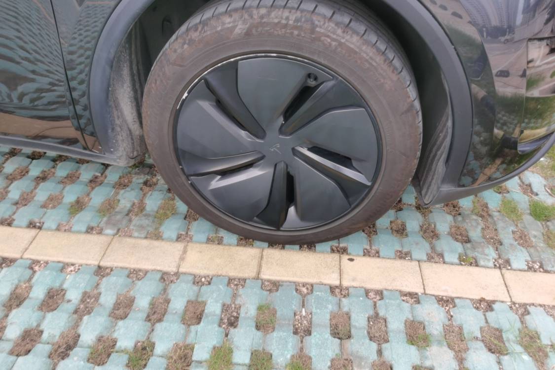 Tesla Model Y 2025 car image #9