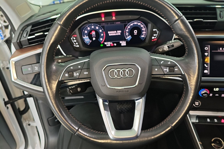 Audi Q3 2021 car image #15
