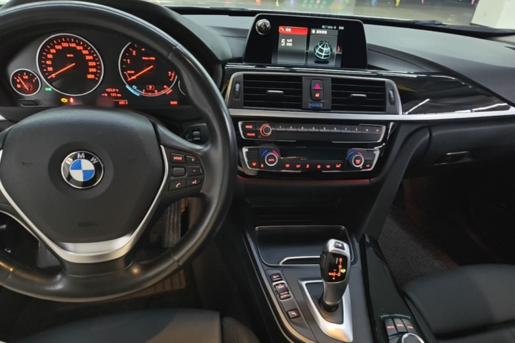 BMW 3 Series 2018 car image #10