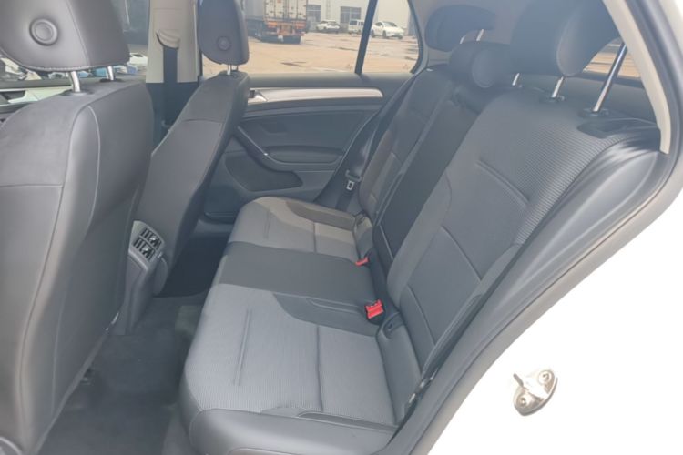 Volkswagen Golf 2018 car image #17