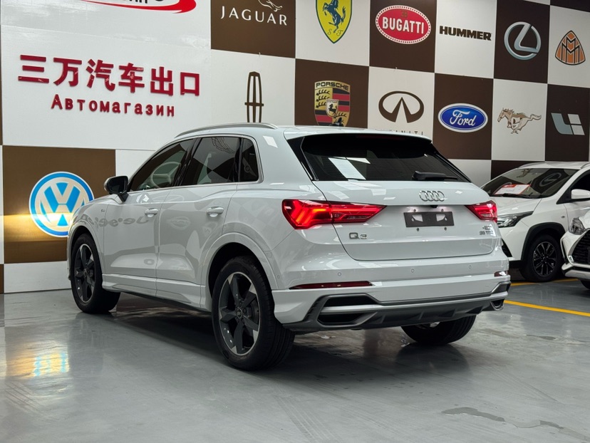 Audi Q3 2022 car image #4