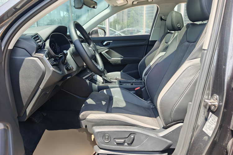 Audi Q3 2020 car image #16