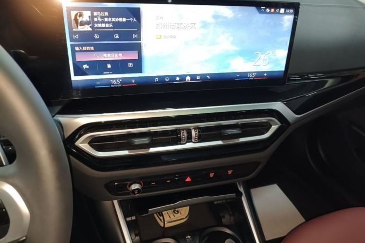BMW 3 Series 2024 صورة سيارة #17