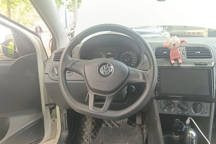Volkswagen Polo 2017 car image #11