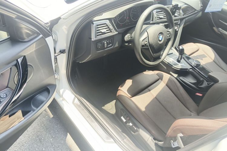 BMW 3 Series 2019 car image #16