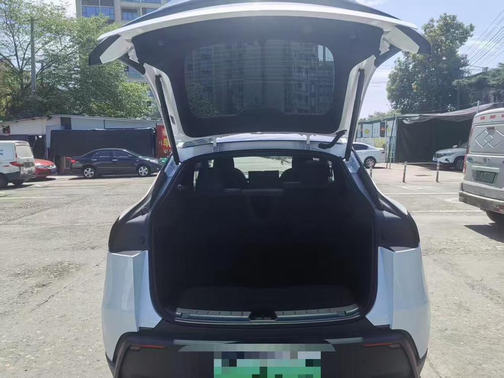 Tesla Model Y 2026 car image #9