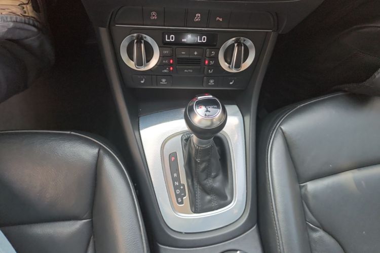Audi Q3 2015 car image #18