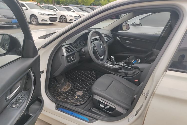 BMW 3 Series 2017 car image #16