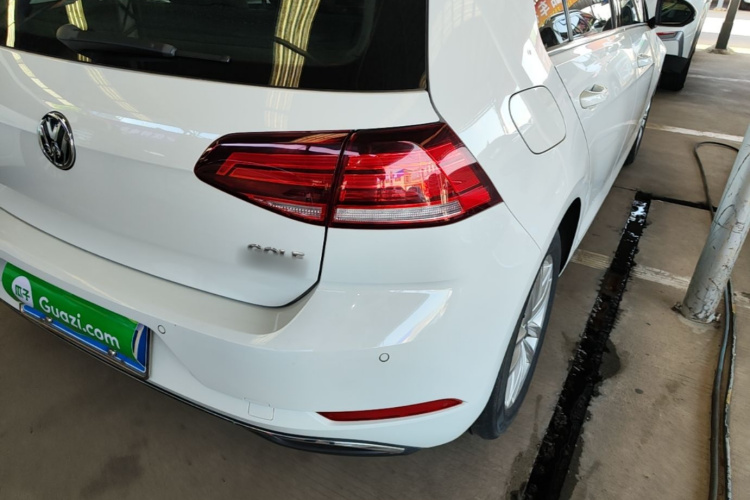 Volkswagen Golf 2019 car image #8