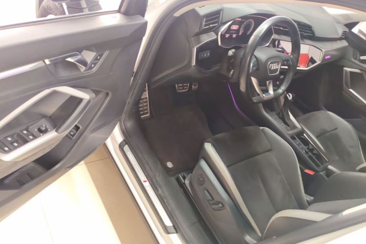 Audi Q3 2022 car image #16