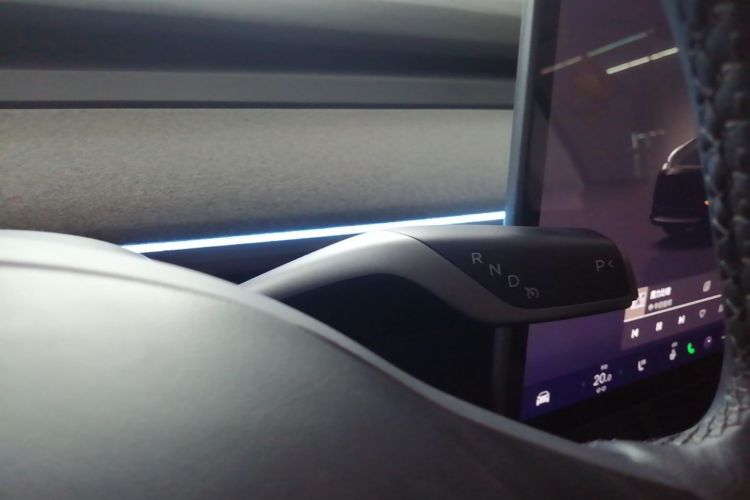Tesla Model Y 2023 car image #14
