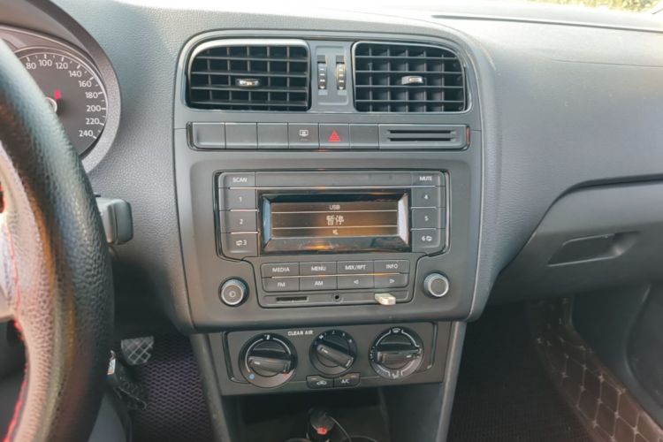 Volkswagen Polo 2016 car image #13
