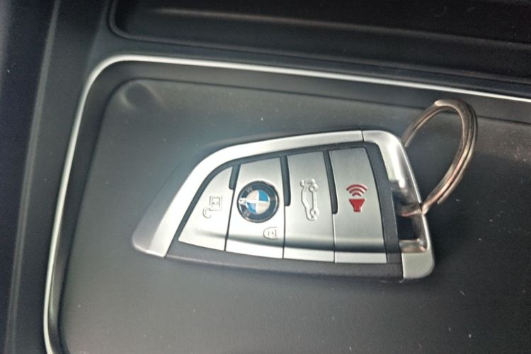 BMW 3 Series 2017 car image #14