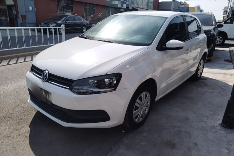 Volkswagen Polo 2015 car image #2
