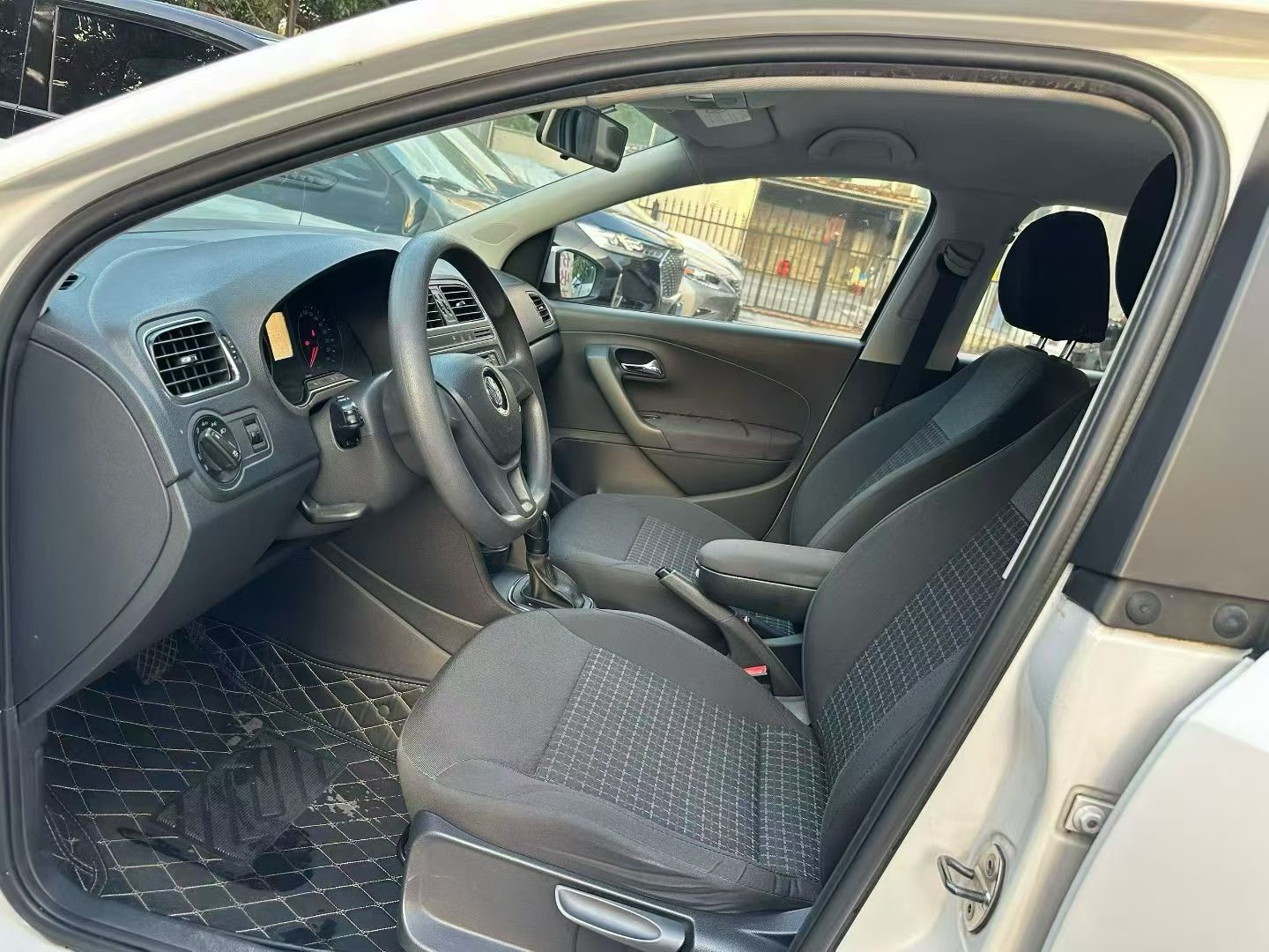 Volkswagen Polo 2015 car image #7
