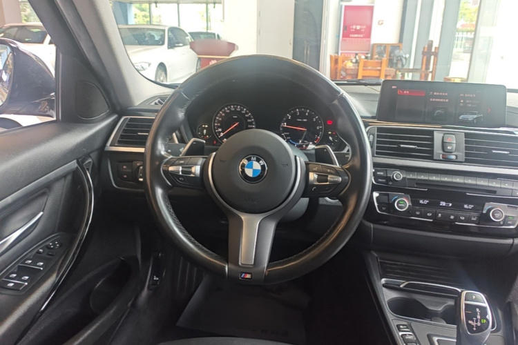 BMW 3 Series 2019 car image #11