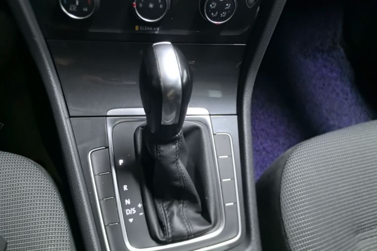 Volkswagen Golf 2018 car image #14