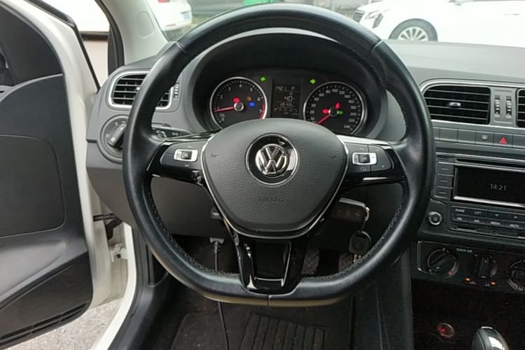 Volkswagen Polo 2016 car image #11