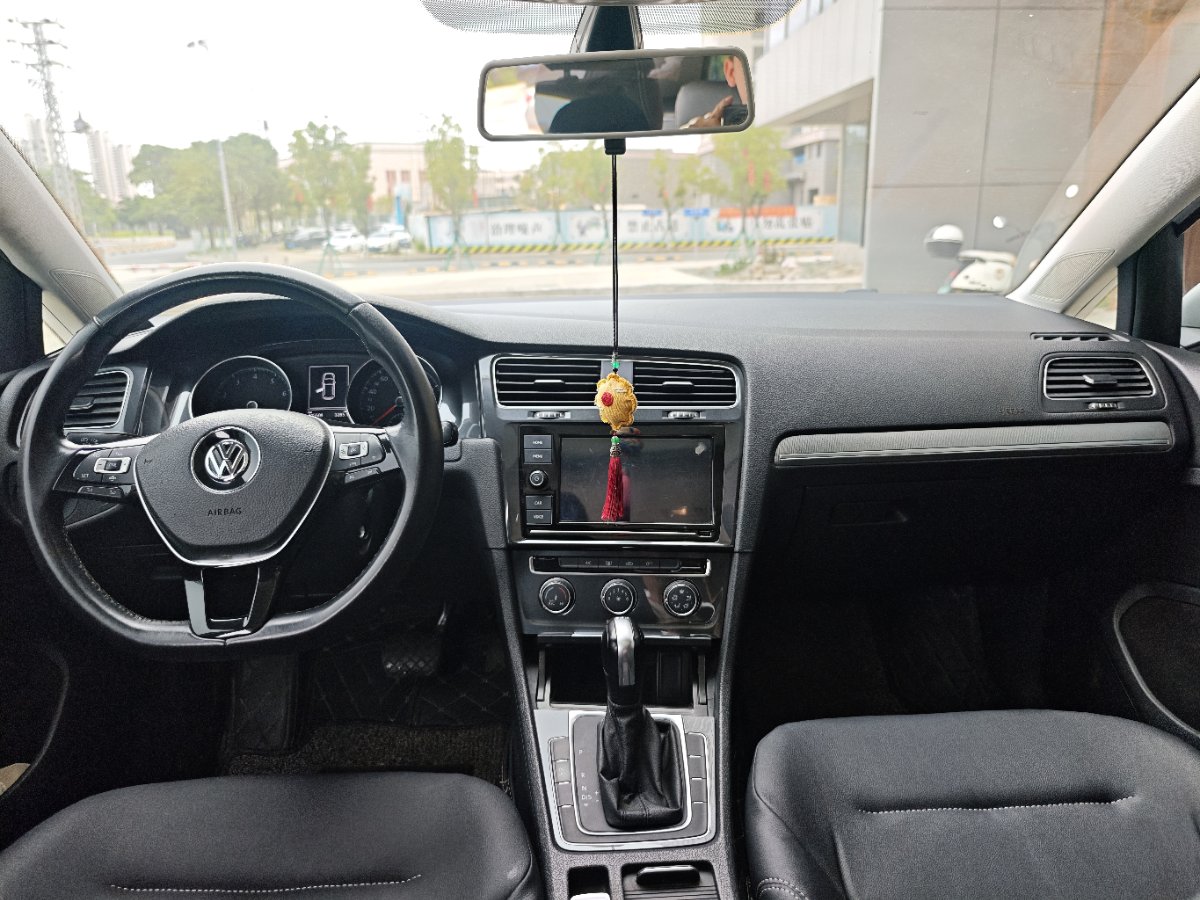 Volkswagen Golf 2019 car image #8