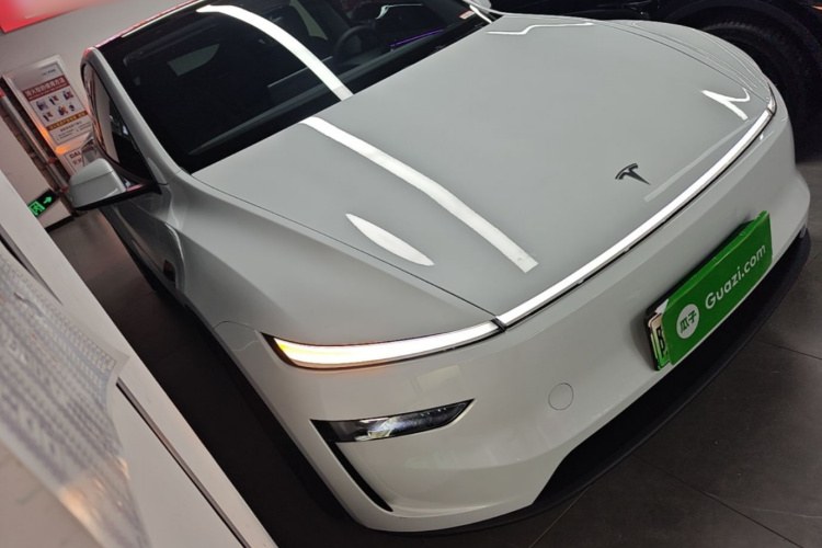 Tesla Model Y 2025 #4 Tesla Model Y 2025 car image #4