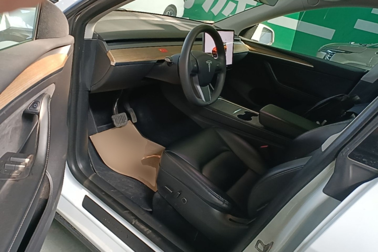 Tesla Model Y 2022 car image #12