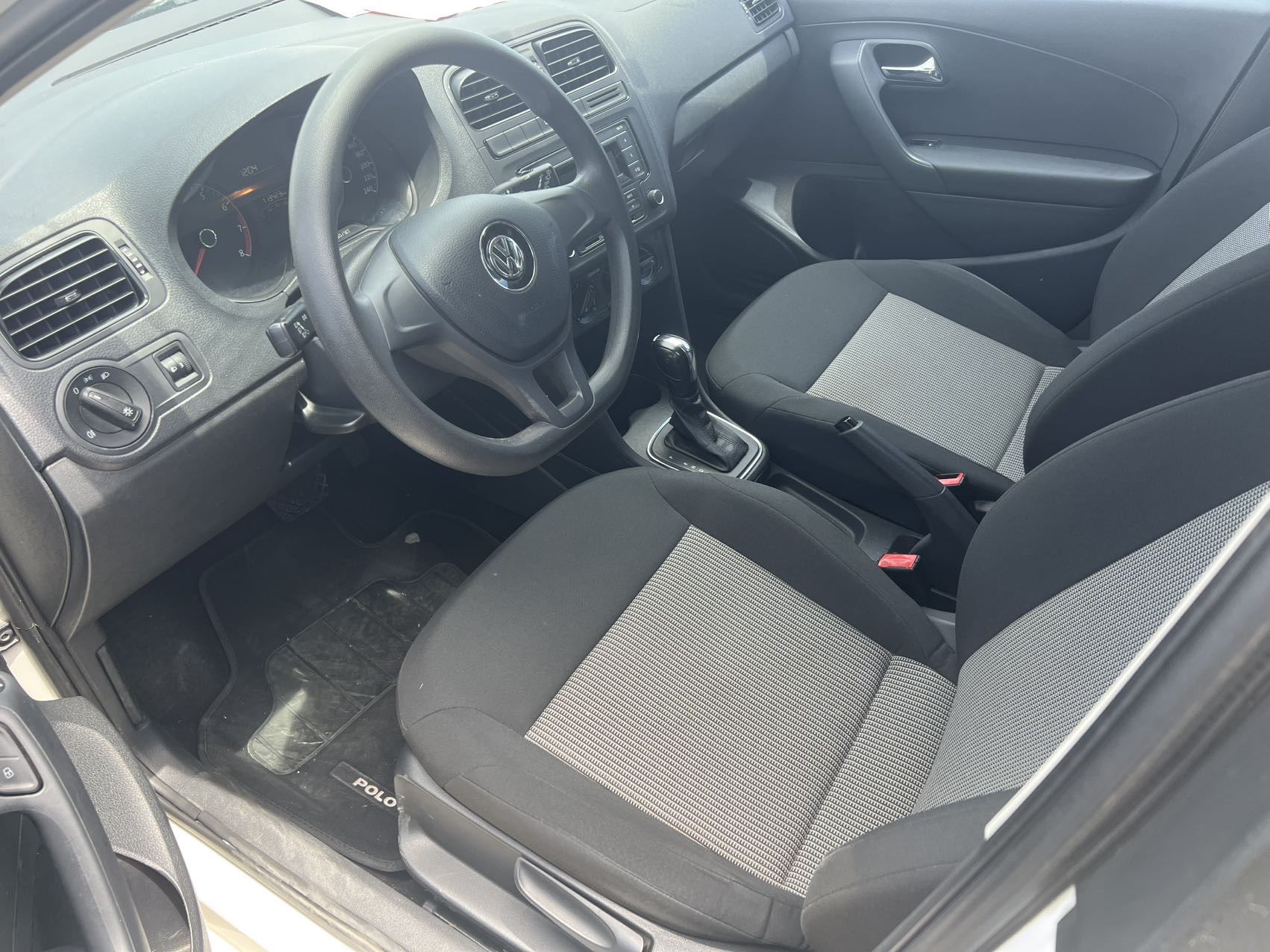 Volkswagen Polo 2016 car image #2