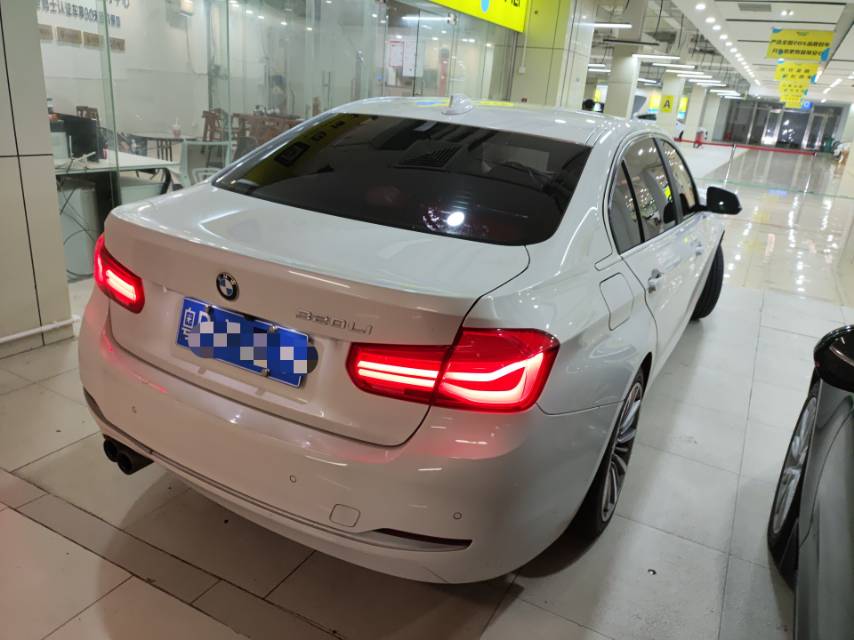 BMW 3 Series 2019 car image #2