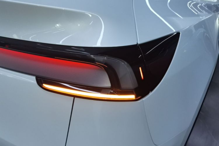 Tesla Model Y 2025 #8 Tesla Model Y 2025 immagine di auto #8