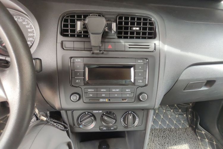 Volkswagen Polo 2017 car image #13