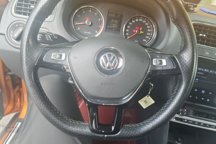 Volkswagen Polo 2015 car image #12